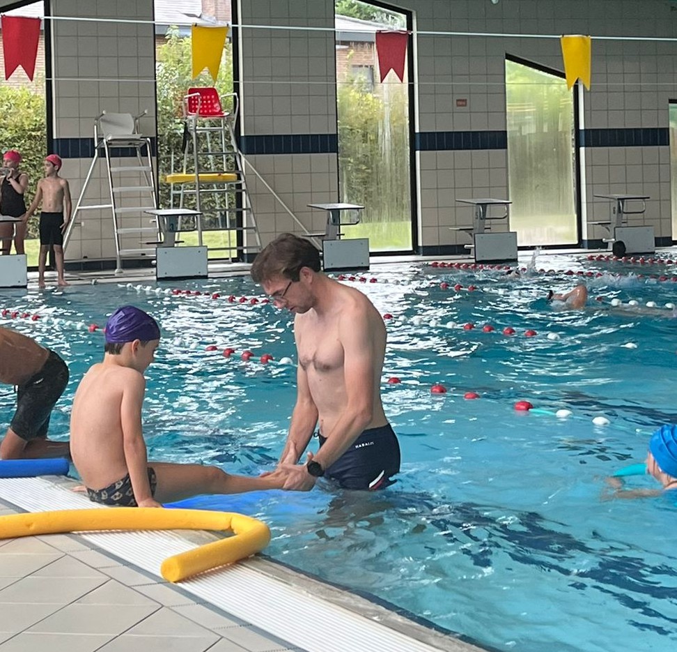 Kind leert watergewenning tijdens privé zwemles met gediplomeerd instructeur Fréderic in Merelbeke