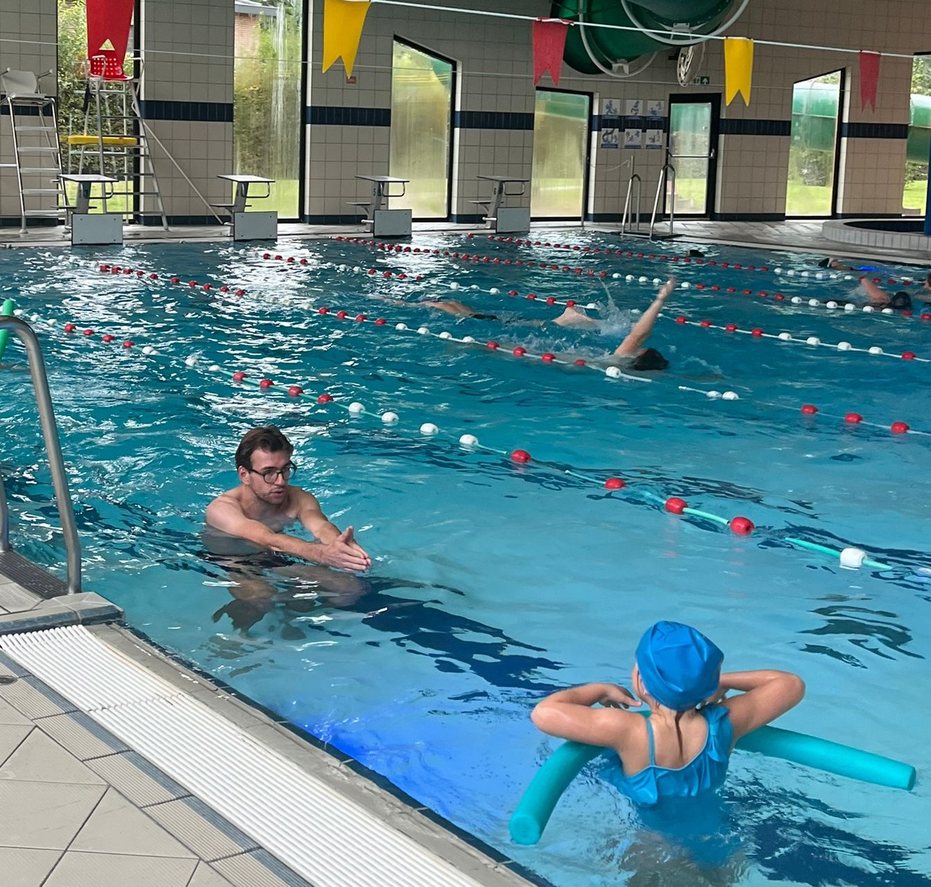 Kind stapt zwembad in tijdens privé zwemles watergewenning Merelbeke